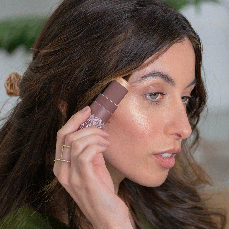 ROZJASŇUJÚCI BRONZER GOLDEN GLOW